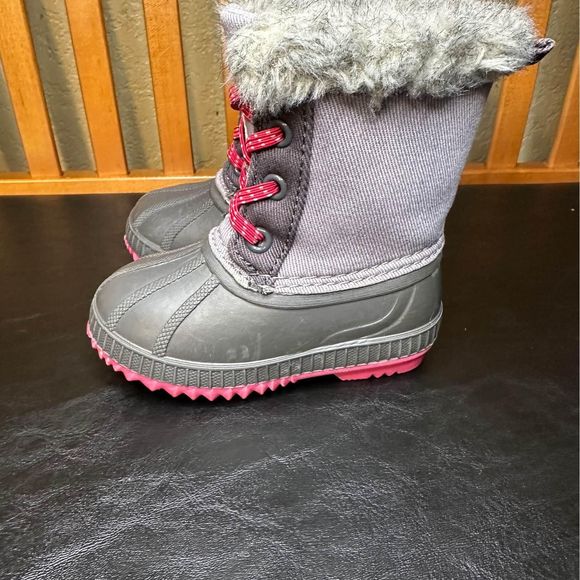 Old Navy Little Girls Gray/Pink Snow Boots - Picture 2 of 7